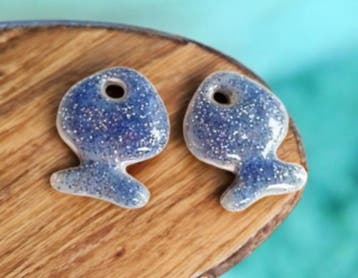 1 x Metalen bedel vis met blauwe glitter epoxy, afm. c.a...., Ophalen of Verzenden, Nieuw, Bedel
