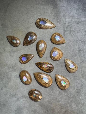 Verzameling van 13 cabochons Boulder-Opaal + Ethiopische