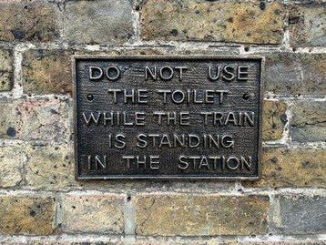 Reclamebord - Gebruik het toilet niet terwijl de trein... -, Antiek en Kunst, Curiosa en Brocante