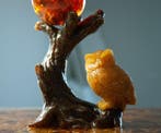 Uil & Boom Baltisch barnsteen-figuurtje dat een amberbal, Antiek en Kunst, Curiosa en Brocante