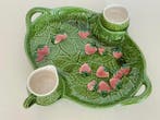 Schaal om Aardbeien te serveren met roomkannetje & suikerpot