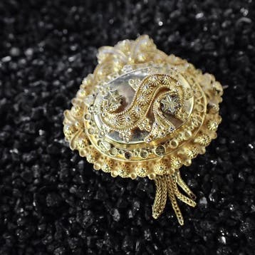 Gouden oud Hollandse broche van een mutsenbel, Ophalen of Verzenden, Gebruikt, Overige kleuren, Goud
