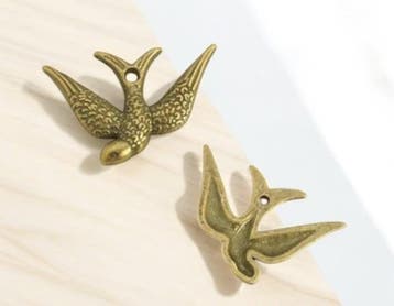 4 x Metalen bedel van een vogel Zwaluw, geel koperkleur,..., Ophalen of Verzenden, Nieuw, Bedel