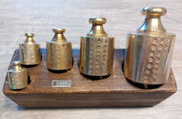 Museumwaardige messing ijkgewichten in houten blok –