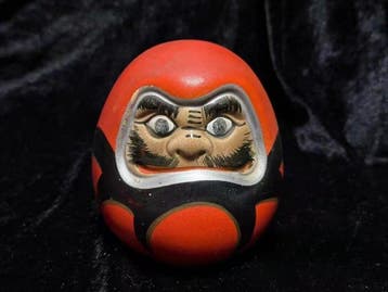 Beeldje - Vintage Japanse Daruma spaarpot - rode keramische