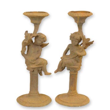 A PAIR OF RUSTY CAST IRON PUTTI CANDLESTANDS (Interieur), Verzenden, Nieuw
