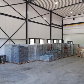 Ca. 2500x Stapelbare kratten, 60x40 cm, Grijs / Chroom, Nieuw