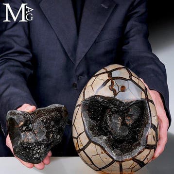 Grote uitgehouwen septaria-geode-ei uit Madagaskar - Donkere