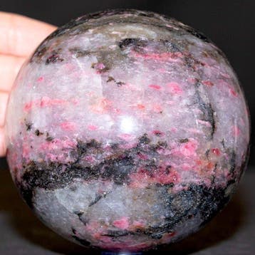 Kwartsbol met roze toermalijn en lepidoliet. - Hoogte: 110