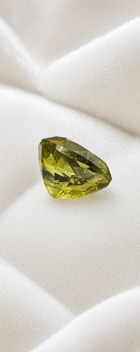 1 pcs Groen, Geel Saffier - 5.70 ct - nternational Colored, Nieuw
