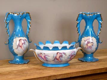 Tafelmiddenstuk (3) - Porselein - Tafelstuk van 3, putti