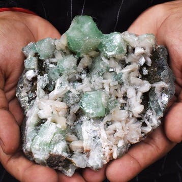 Beeld, No Reserve - Chalcedony Stilbite Crystal on matrix