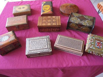 Sieradendoos (10) - Hout, Messing, Textiel, Been, slingerend