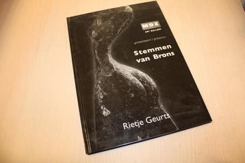9789081121712 . Titel:  Stemmen van brons, Nieuw