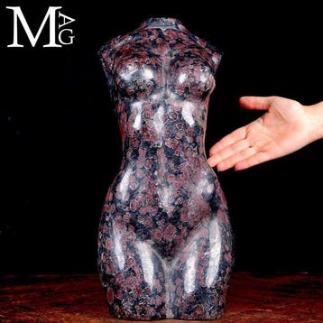 Elegante vrouwelijke figuur uitgehouwen uit een blok