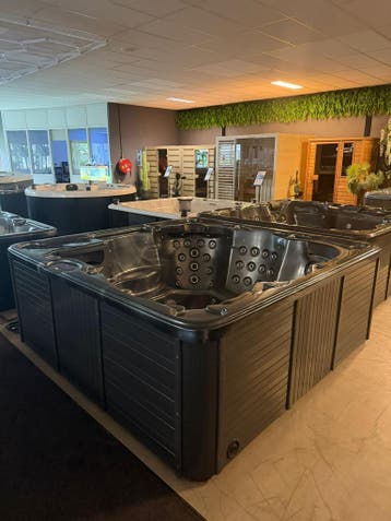 Jacuzzi / spa 230x230 –plug & play 220V– luxe + veel jets, Zo goed als nieuw, Pomp, Vast