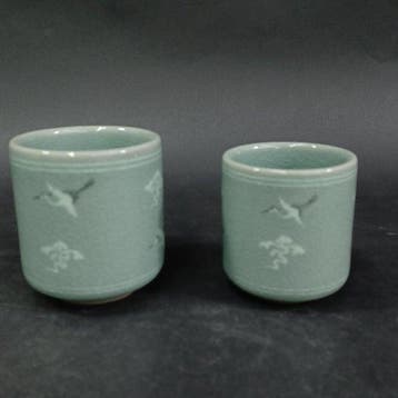 Paar Yunomi-theekopjes uit Celadon met reigerpatroon –
