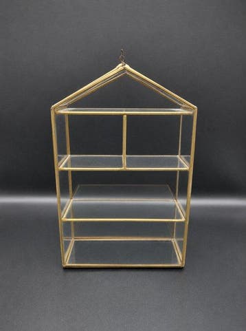 Vitrine murale miniature en verre et laiton – Forme maison –