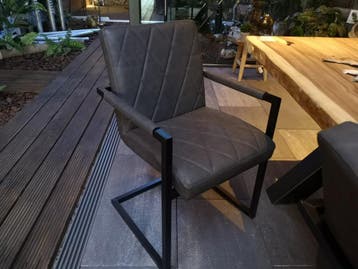 Boomstamtafel 200 × 100 cm met 4 stoelen – showroomset, Ophalen, Zo goed als nieuw, Industrieel, 4 tot 6 stoelen