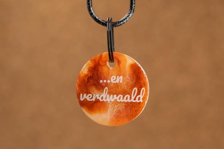 Grappige hondenpenning - Verdwaald, Dieren en Toebehoren, Hondenhalsbanden en Penningen, Handgemaakt, Nieuw, Verzenden