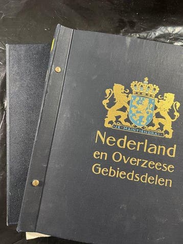 Wereld - Collecties Antillen , Suriname in 2 Albums, Gestempeld