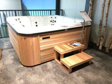 Elektrische Hottub Spa Red Cedar met Massagejets, Ophalen of Verzenden, Nieuw, Pomp, Vast