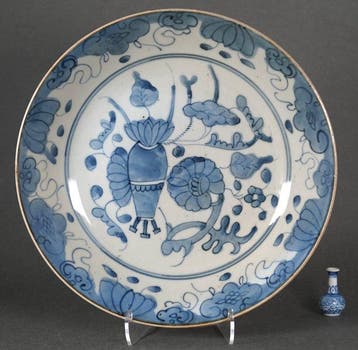 Ming (1368-1644) - Kom - A Large Vase Filled With Lotus