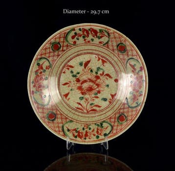 Een grote (Ø33 cm) Chinese Swatow (Zhangzhou) polychroom