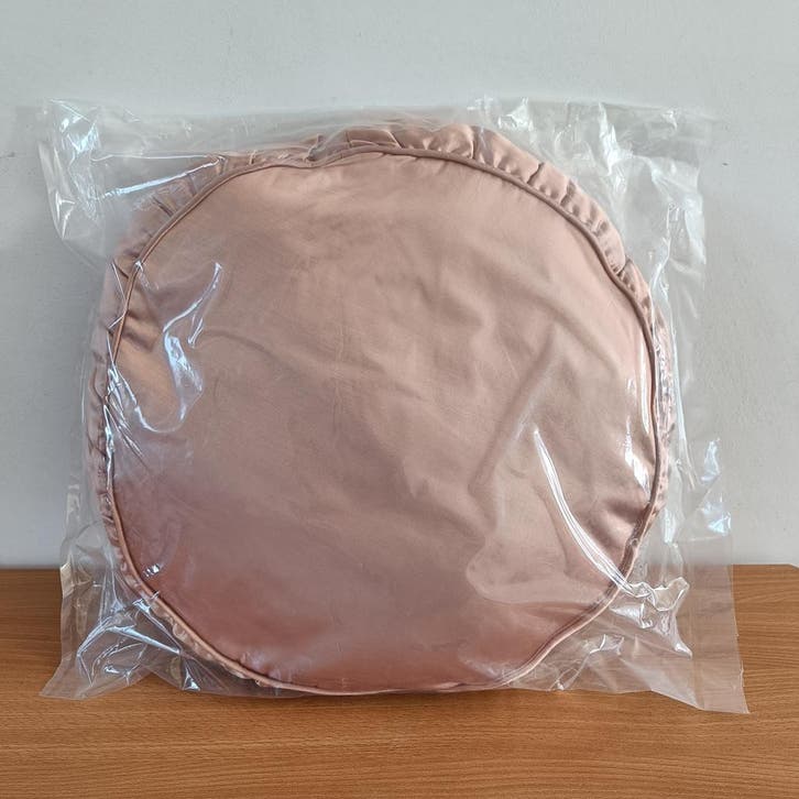 Riverdale | Kussen Soft | Roze | 40cm, Huis en Inrichting, Woonaccessoires | Kussens, Rond, Beige, Nieuw