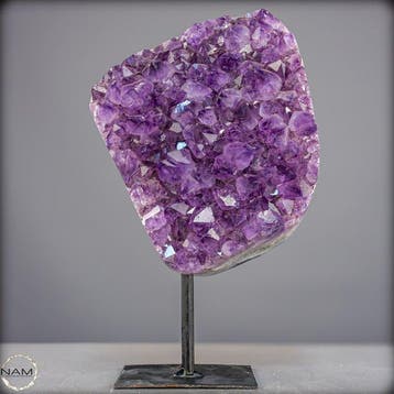Amethist-druze op standaard – Elegantie en natuur verenigd,, Verzamelen, Mineralen en Fossielen
