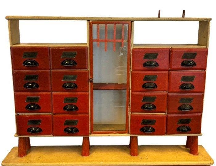 Figuur - Een miniatuur apothekerskastje/winkelvitrine -, Antiek en Kunst, Kunst | Designobjecten