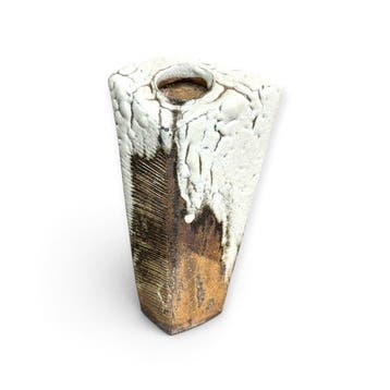Tetsuhiko Ishijima – Sculpturale Mashiko-yaki vaas met wit