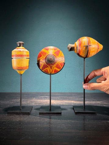 NO RESERVE PRICE - Spinning tops (3) - Gasing - Draaitol -