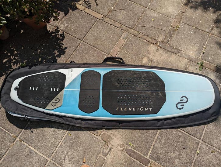 Strapless Kite surfboard Eleveight Escape 5.0, Watersport en Boten, Kitesurfen, Kiteboard, Gebruikt, Directional, Ophalen