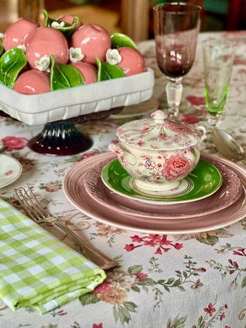 Tafelkleed met bloemenprint, ruime tafels. Klassieke décor.