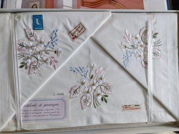 Laken (3) - 300 cm - 270 cm - handgeborduurd linnen