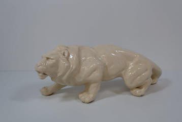 Beeld, Sluipende leeuw - 17 cm - Aardewerk