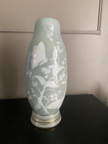 Limoges - Vaas - Antieke vaas van pâte-sur-pâte porselein