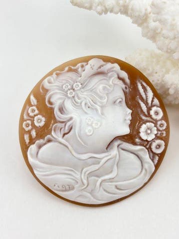 CASSIS MADAGASCARIENSIS - Cameo - Handgesneden camee