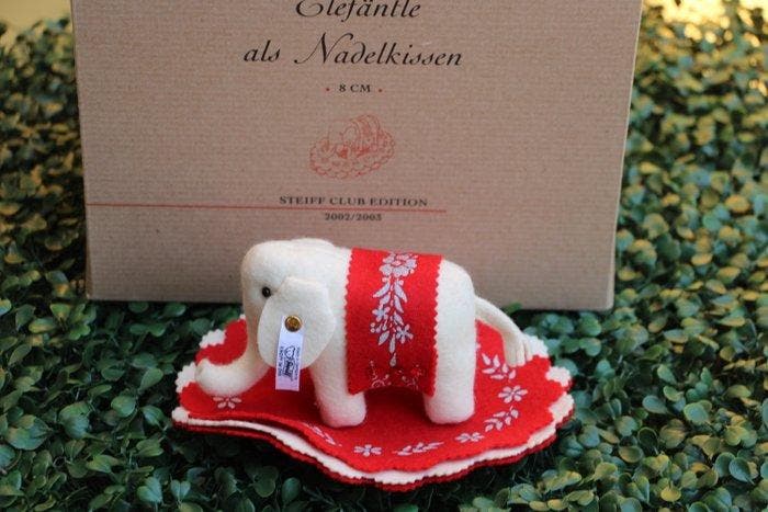 Steiff: clubeditie speldenkussen olifant, 2002 - Pluche dier, Antiek en Kunst, Antiek | Speelgoed