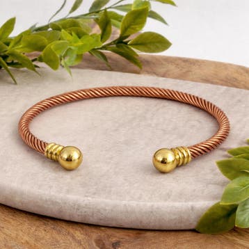 Koperen met messing gevlochten klemarmband met eindbolletjes, Sieraden, Tassen en Uiterlijk, Armbanden, Ophalen of Verzenden, Nieuw