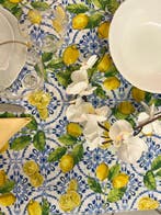 Elegante tafelkleed voor grote tafels. Country house met