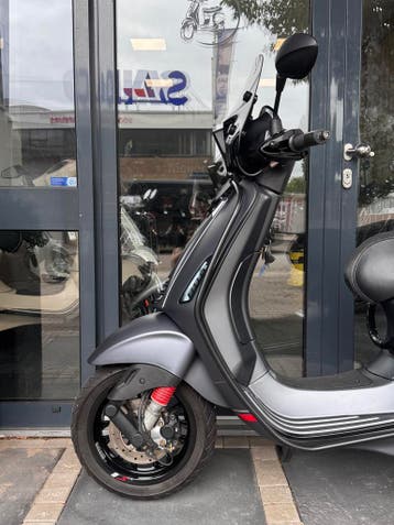 Vespa Sprint Brom E5 2023 | 8200km | Led | BTW | Garantie, Fietsen en Brommers, Overige modellen, Maximaal 45 km/u, Ophalen of Verzenden