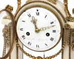 Een marmeren schouwpendule, Frankrijk, 19e eeuw, Gebruikt