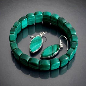 Set van malachiet. Armband met elastiek. Oorbellen van 925