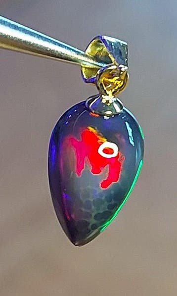 Ethiopisch zwarte opaal hanger 2,45 ct op goud-geplateerd