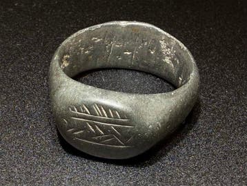 Viking periode Brons Prachtige ring met een abstracte
