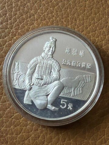 China. 5 Yuan 1984 Kneeling Soldier, 22g (.900) (Zonder