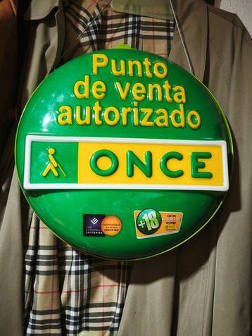 Verlichte reliëfsign van de ONCE - Reclamebord met