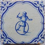 Tegel - Antieke Delftsblauwe tegel met kinderspel, hoepelen.